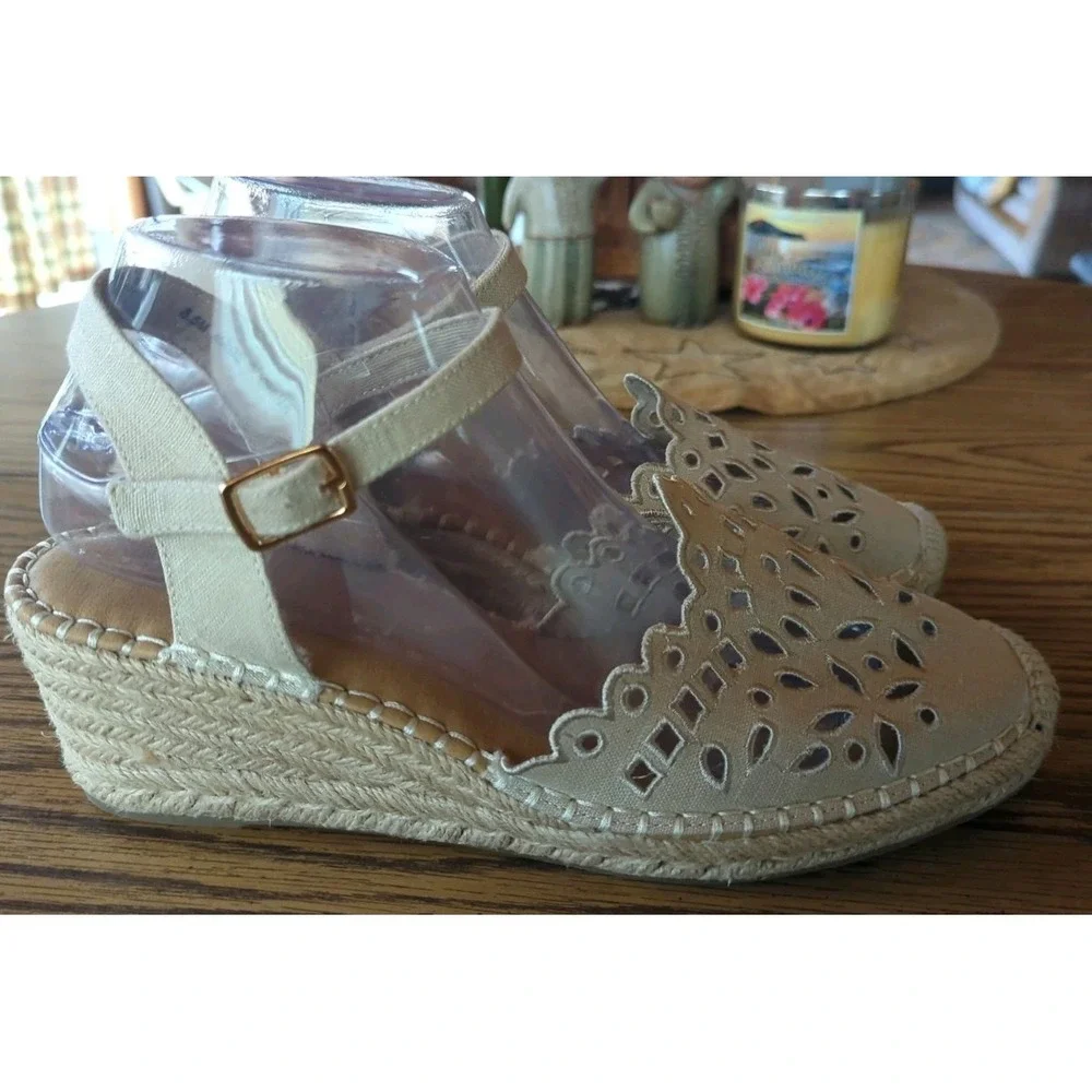 Tommy Bahama Daphne Wedge Espadrille Womens 8.5 Beige Eyelet Scalloped‎ Strap